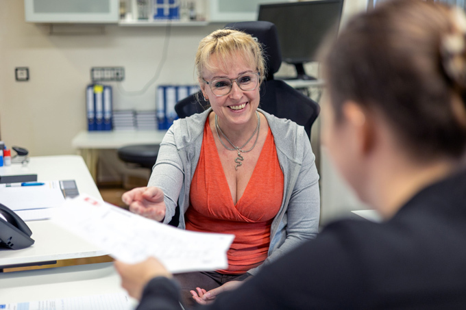Melanie Munzert bei der Arbeit im Büro